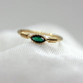 Sarı Altın 14 Ayar Yeşil Düğüm Yüzük - Beyaz altın - Sarı altın - inci yüzük - pırlanta - Yüzük -pırlanta yüzük - inci yüzük - yüzük - yüzükler - altın yüzük modelleri